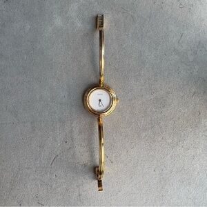 GUCCI PLAY Bezel Gold Bangle Watch with White Dial